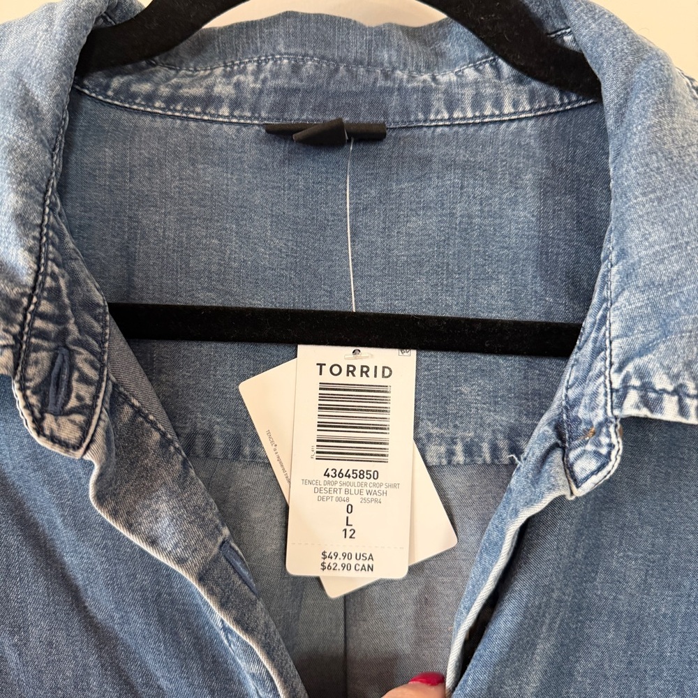 NWT Torrid Size 0/L Blue Chambray Short Sleeve Button Down Shirt Rolled Sleeves - Picture 3 of 5